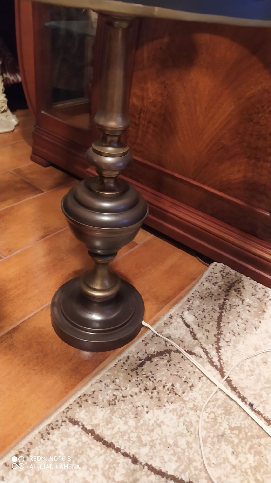 Candeeiro de mesa em  bronze, para desocupar espaço