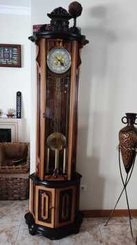 Relógio vertical em madeira