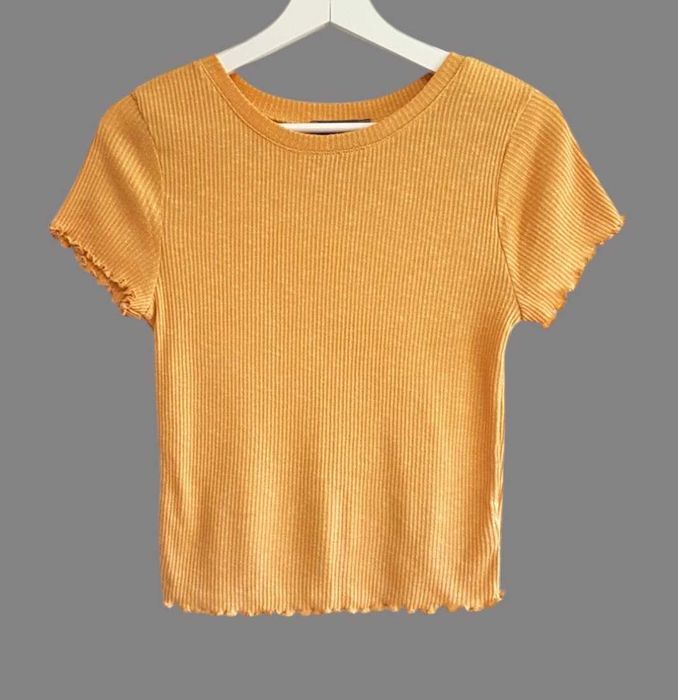 Damska bluzka musztardowa z krótkim rękawem falistym wykończeniem34/XS