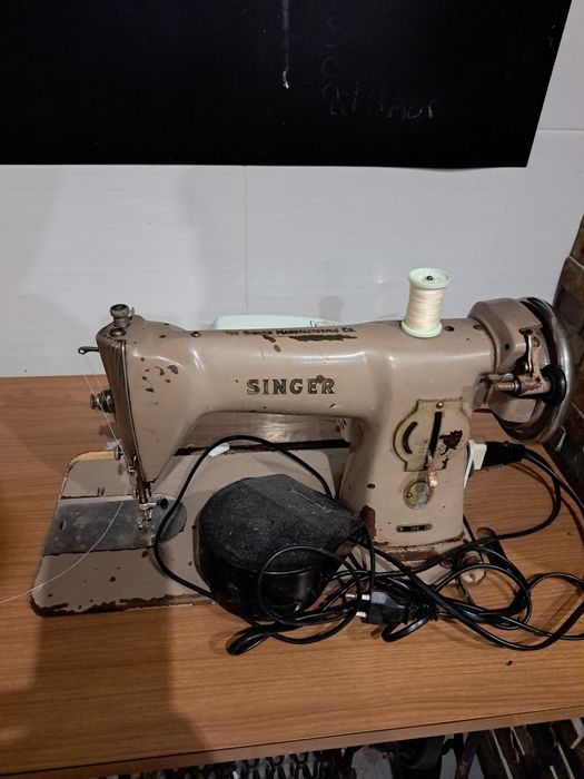 Máquina de costura Singer a funcionar perfeitamente