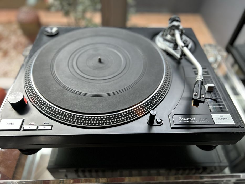 Gira discos Sherwood PM9800 em bom estado.
