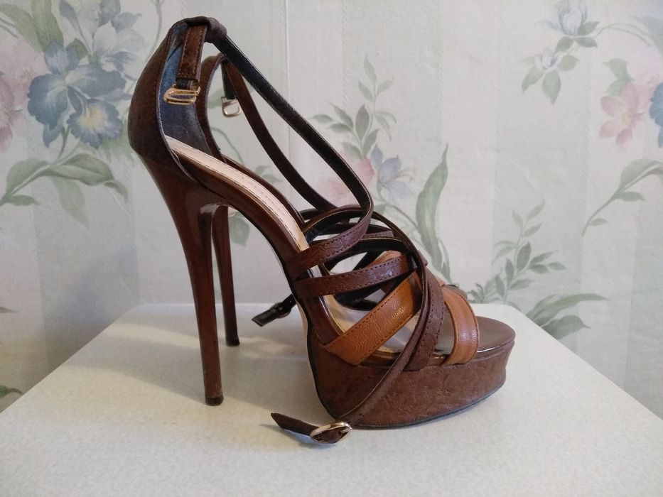 Босоножки на высоком каблуке