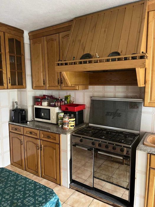 Cozinha em castanho maciço