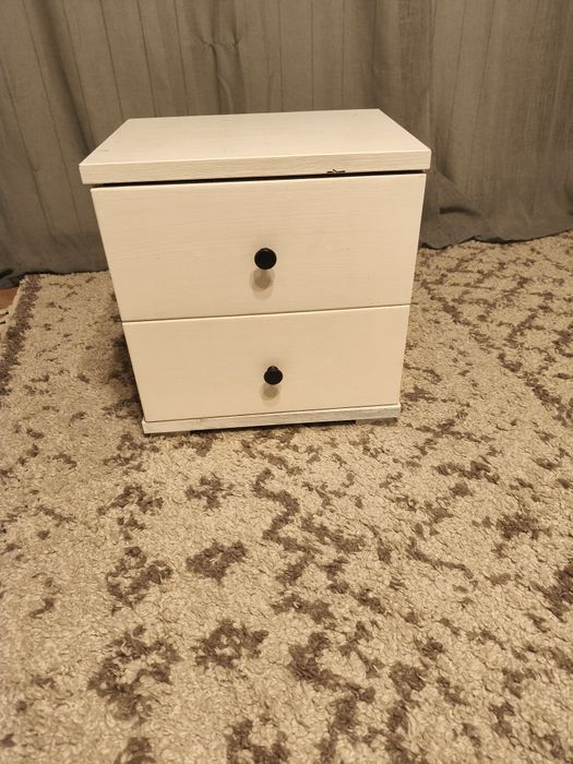 Szafka nocna na nóżkach