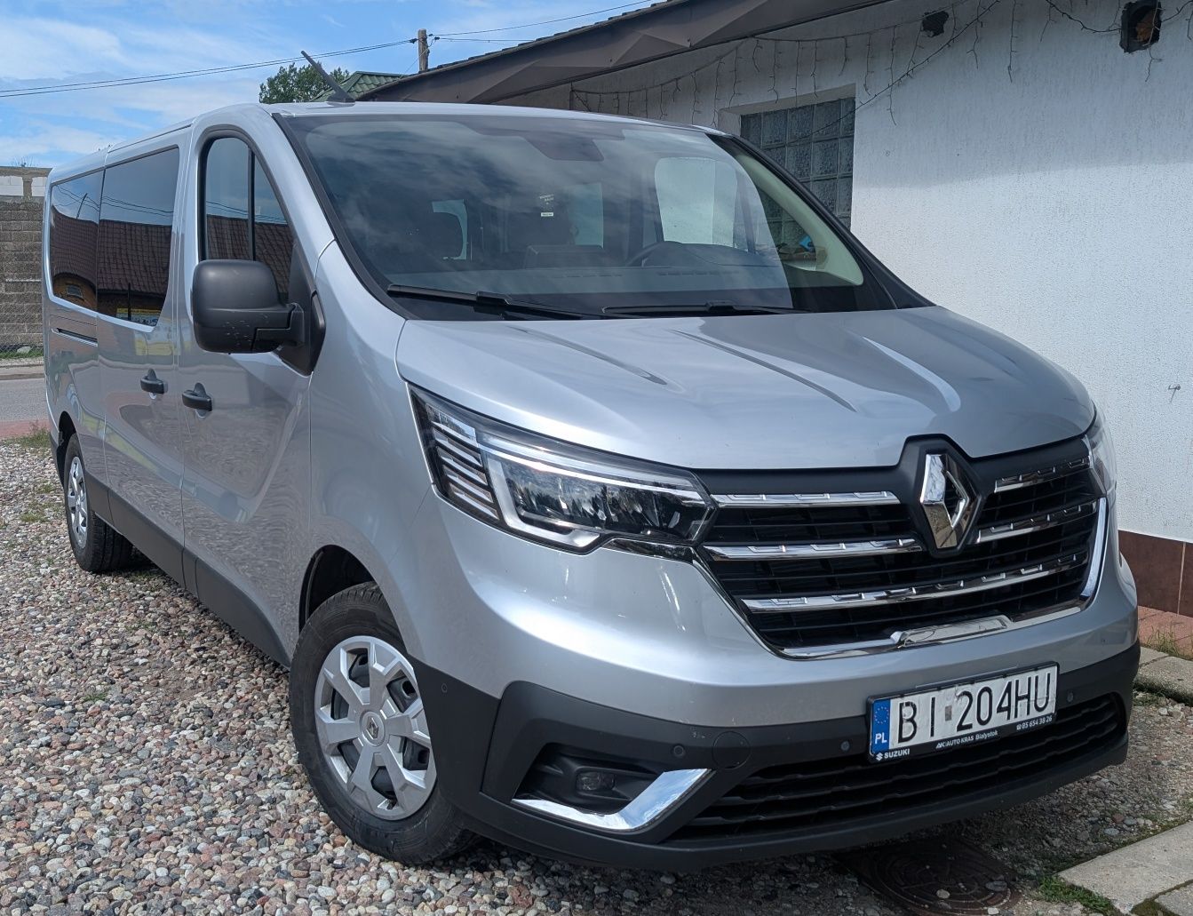Wynajem Busa 9-osobowego Renault Trafic 2024 Automat