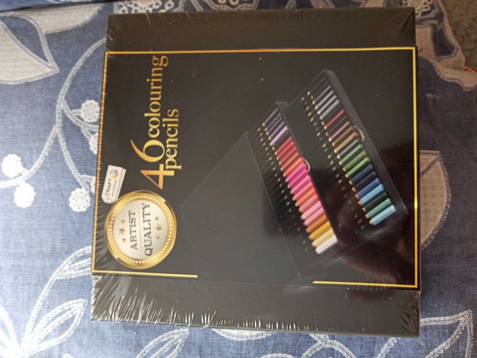 kredki artystyczne 46 kolorów w etui pudełku prezent