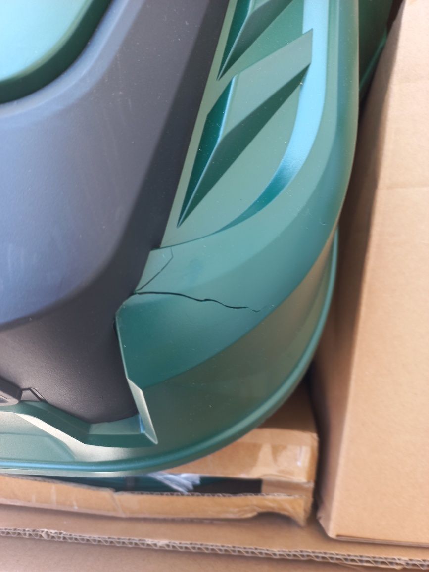 Robot Corta Relva Parkside com uma racha na carapaça