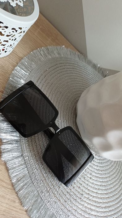 Modne duże czarne okulary