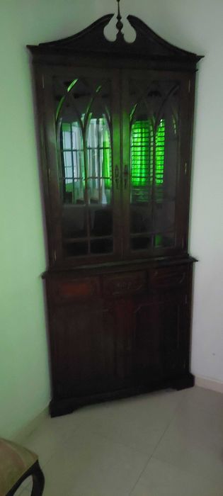 Cantoneira em folha de nogueira