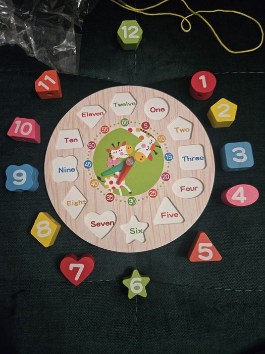 Zegarek dla dzieci do nauki w języku angielskim.