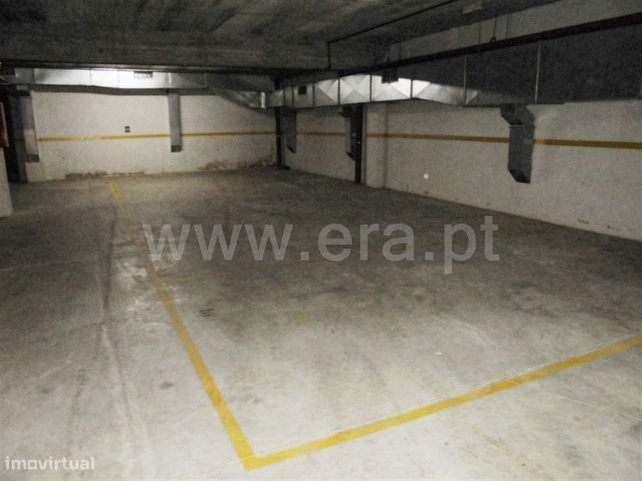 Parqueamento Coberto 65m2; Cruz de Pau