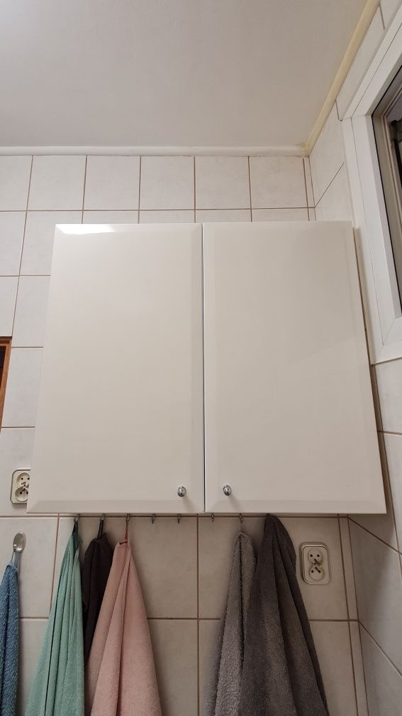 Sprzedam w dobre ręce zgrabną i pojemną szafkę łazienkową