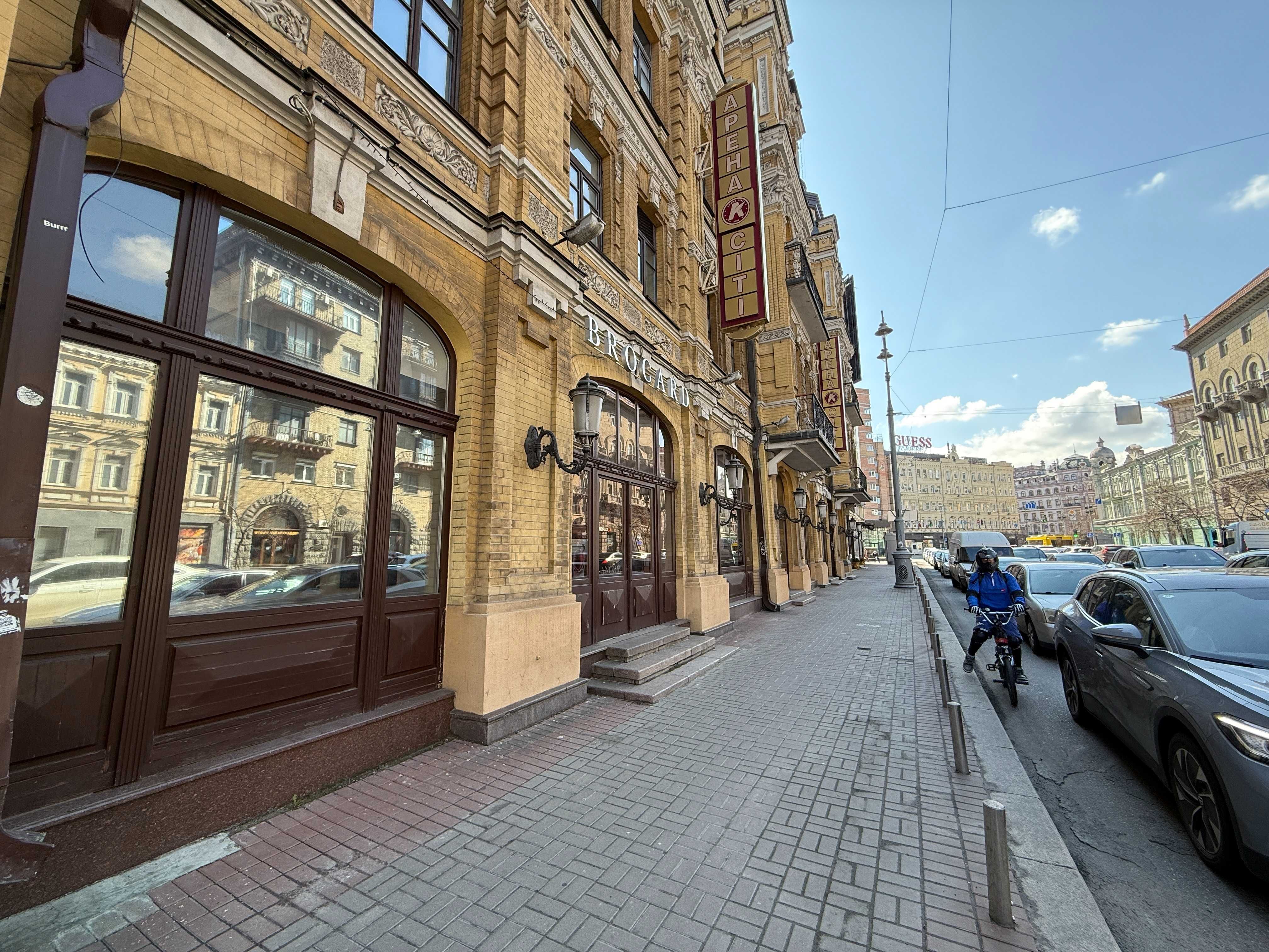Уникальное фасадное двухстороннее помещение 216 кв. м. в Арена Сити