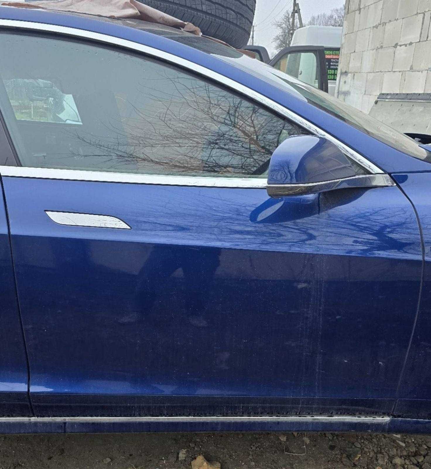 Продам Б.У Двері Model S 2017- 2019 праві синього кольору