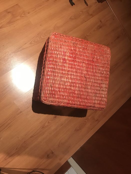 Puff em madeira revestido a rafia ( tem caixa para arrumacoes interior