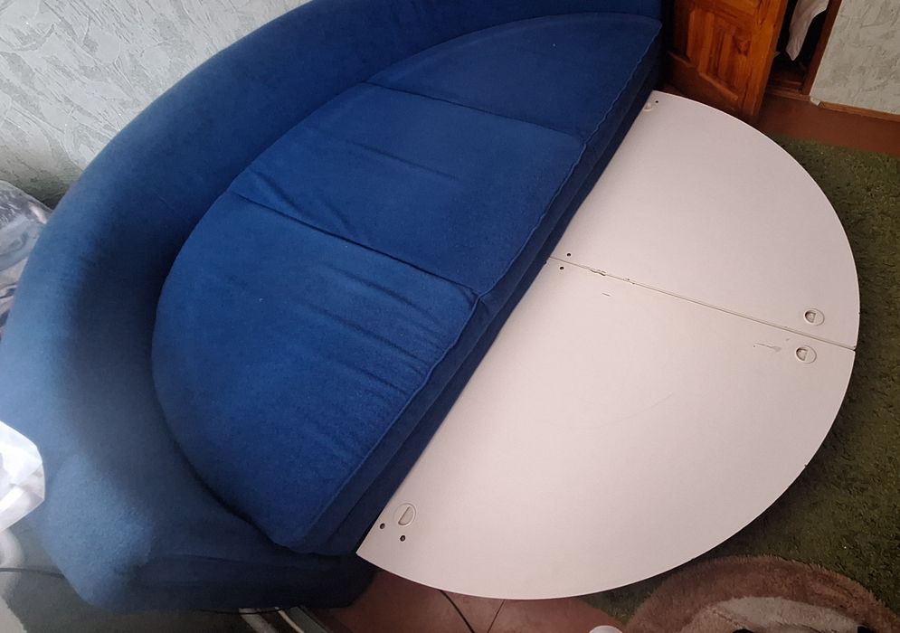 Гарний круглий диван