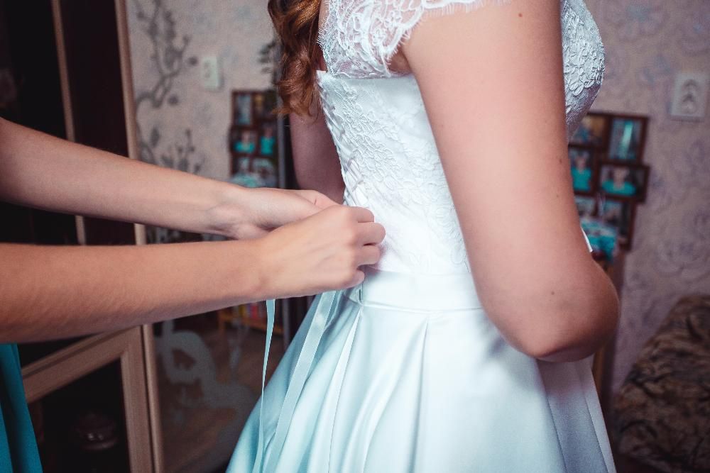 Белое свадебное атласное платье с кружевным лифом, коротким рукавом