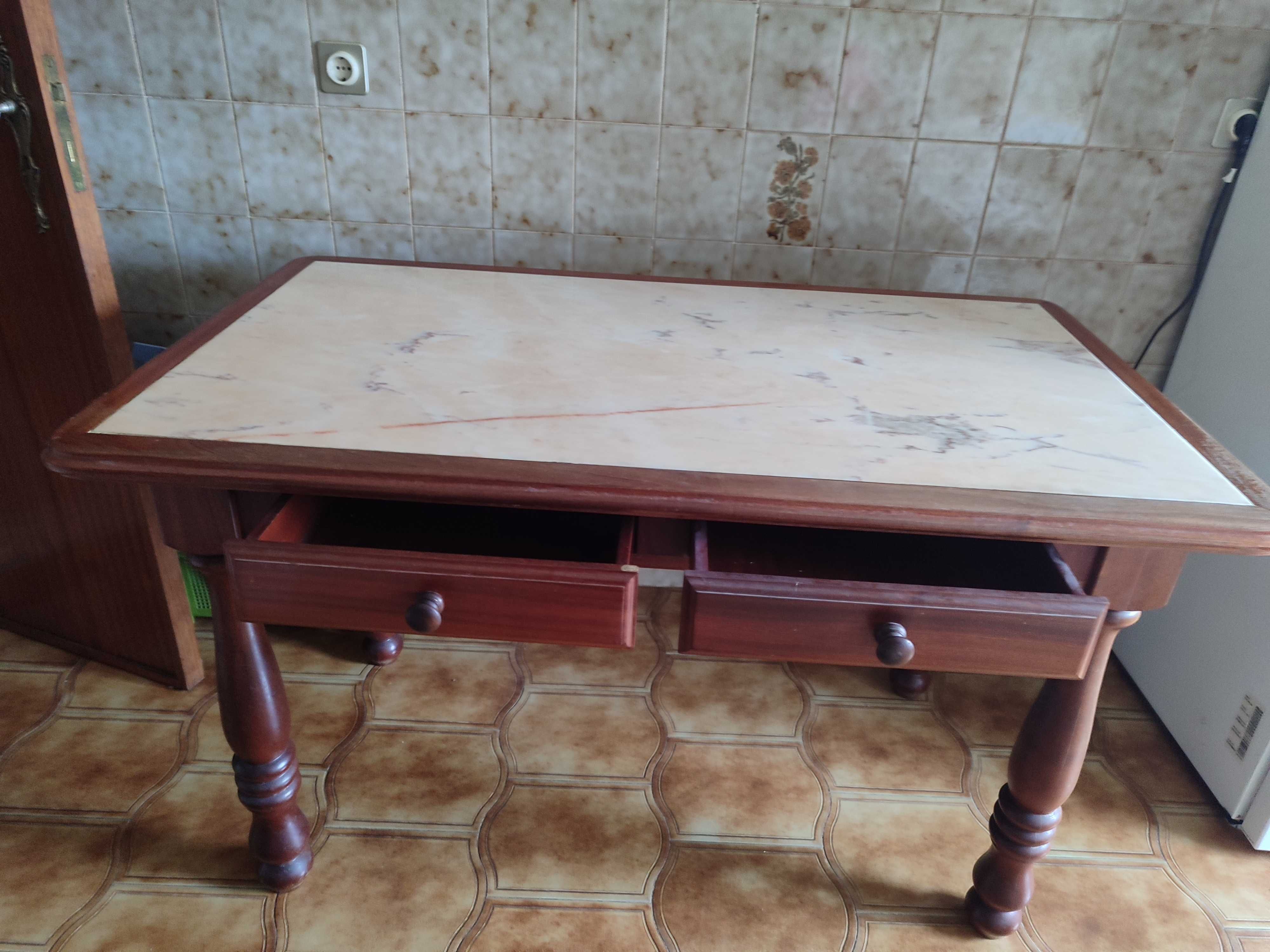 Mesa de cozinha de boa madeira