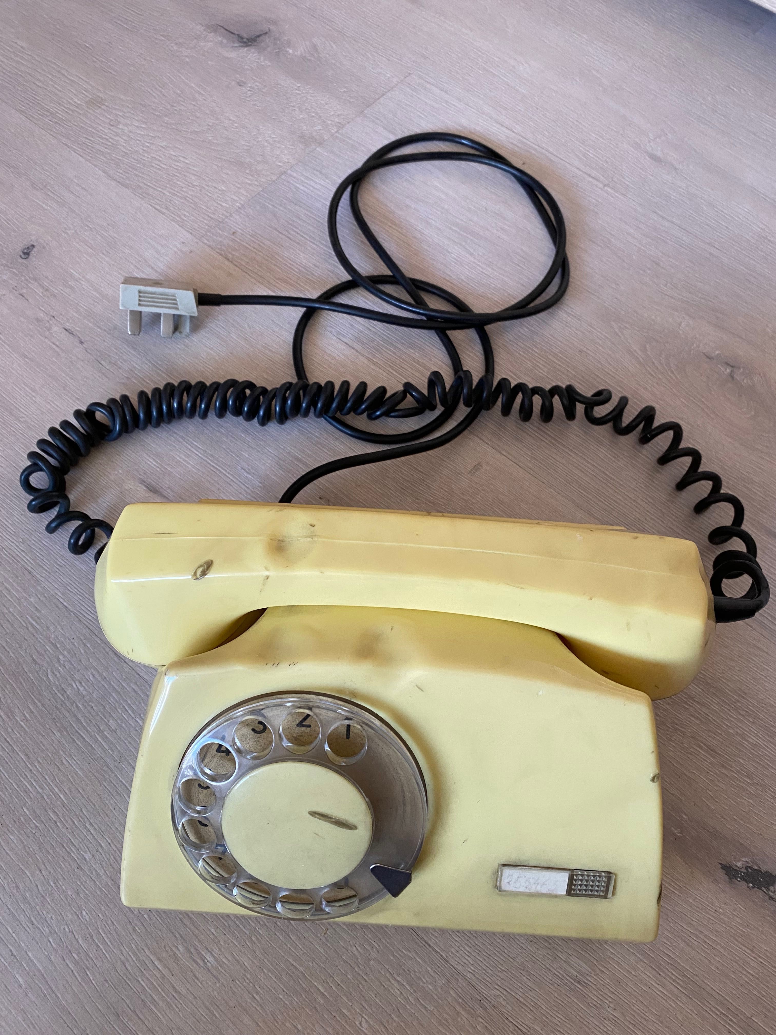 Stare telefony stacjonarne