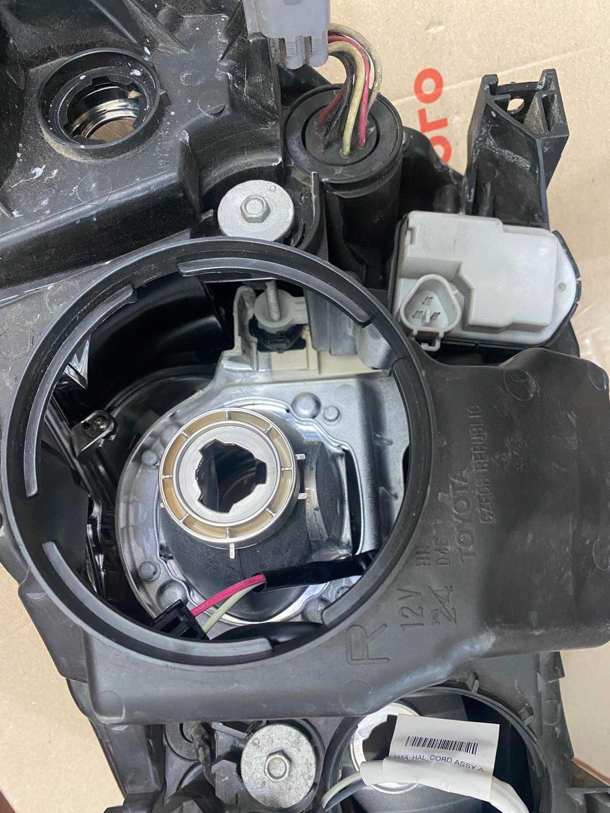 10000-17685 - Toyota avensis Фара права .