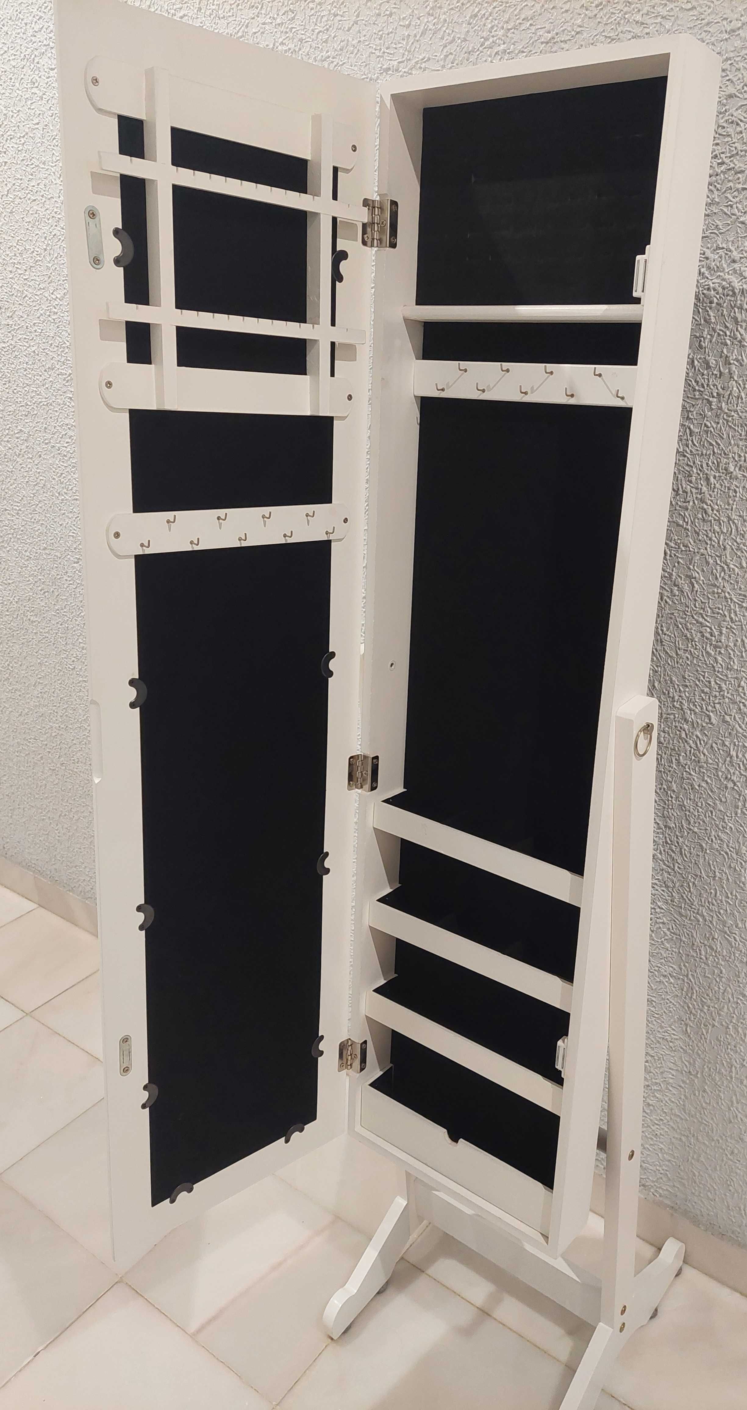 Espelho de pé com arrumação