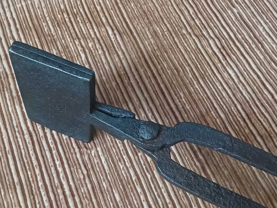 Zabytkowe urządzenie do wypieku opłatków - gofrów.