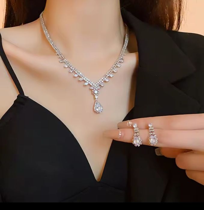 Комплект колье с серьгами для невесты из стаз