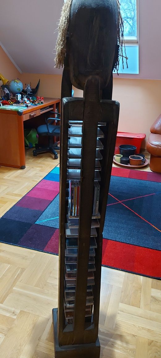 Stojak drewniany na płyty CD.