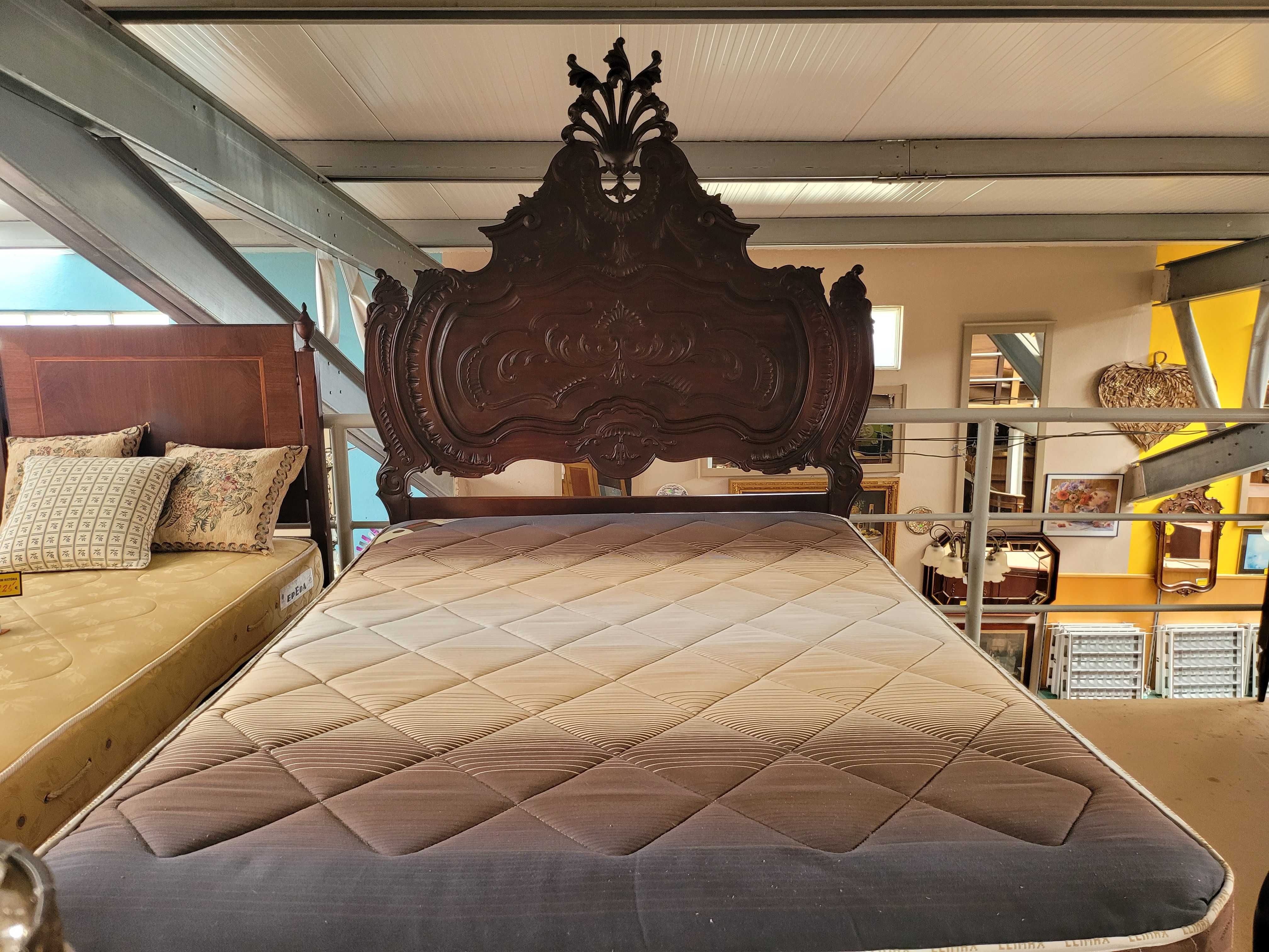 Cama antiga em madeira maciça com estrado e colchão