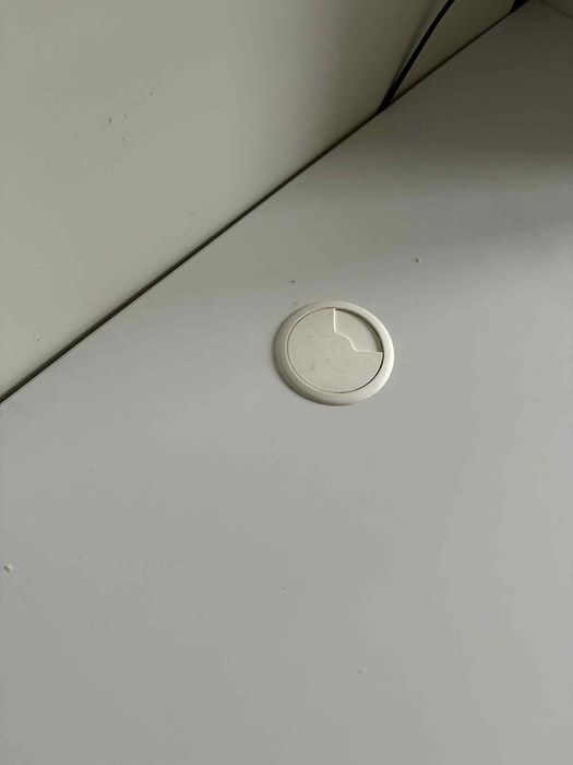 Biurko wraz z kontenerkiem