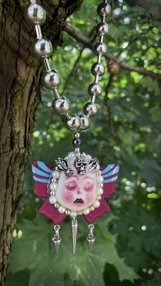 Naszyjnik porcelanowa laleczka z ćwiekami