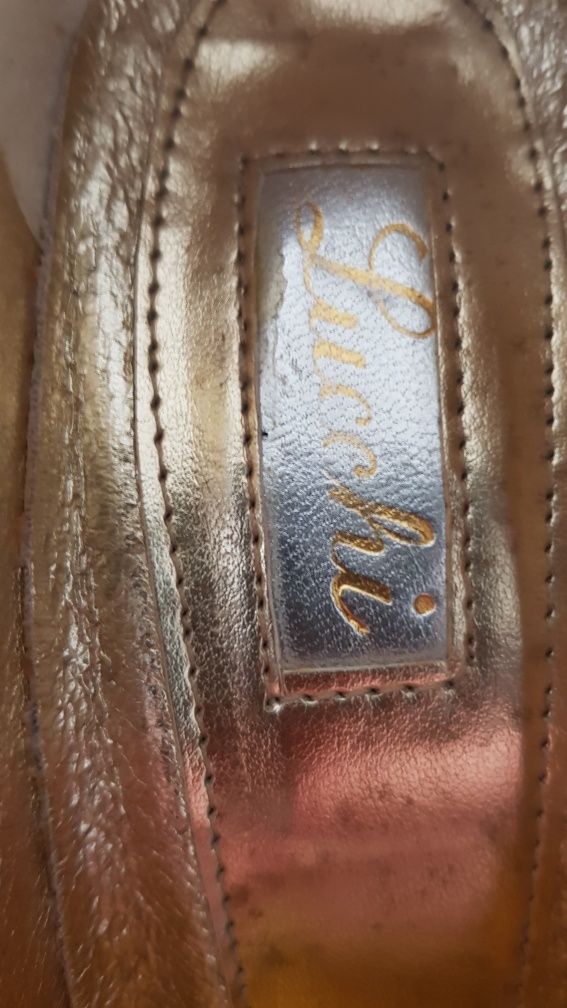 Sapatos salto alto Lucchi em pele importados