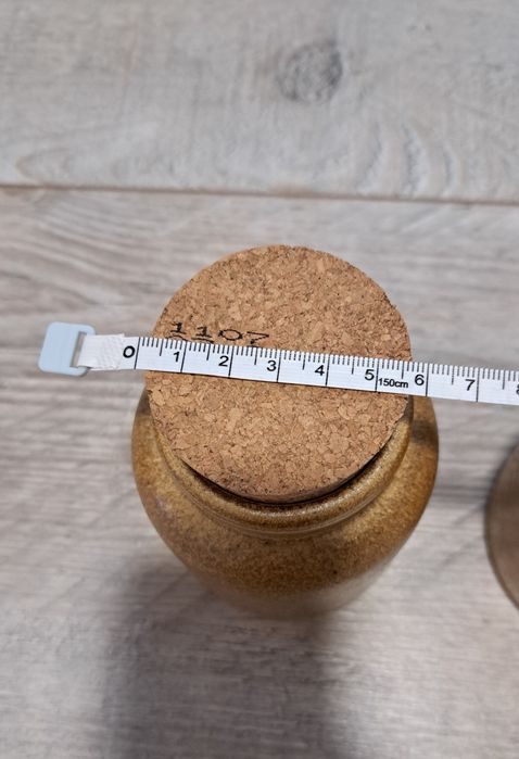 2 ceramiczne pojemniki z korkami