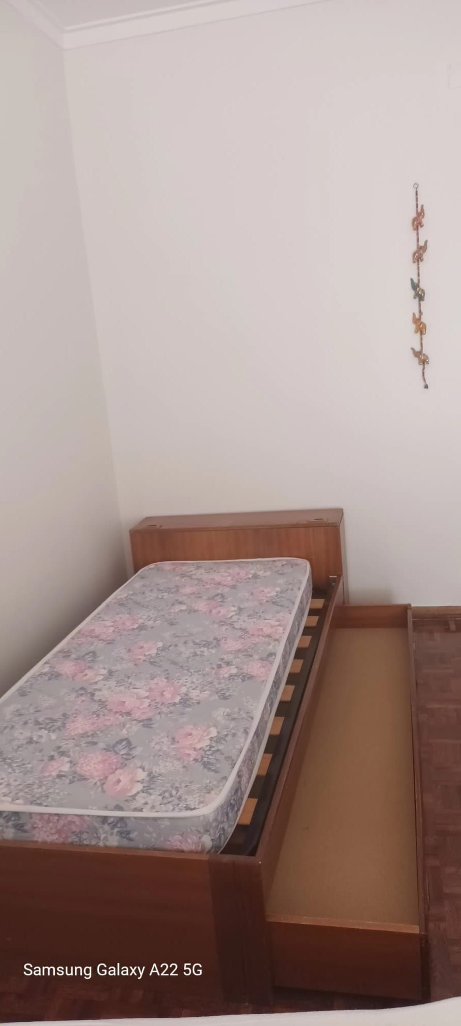 Cama single com arrumação