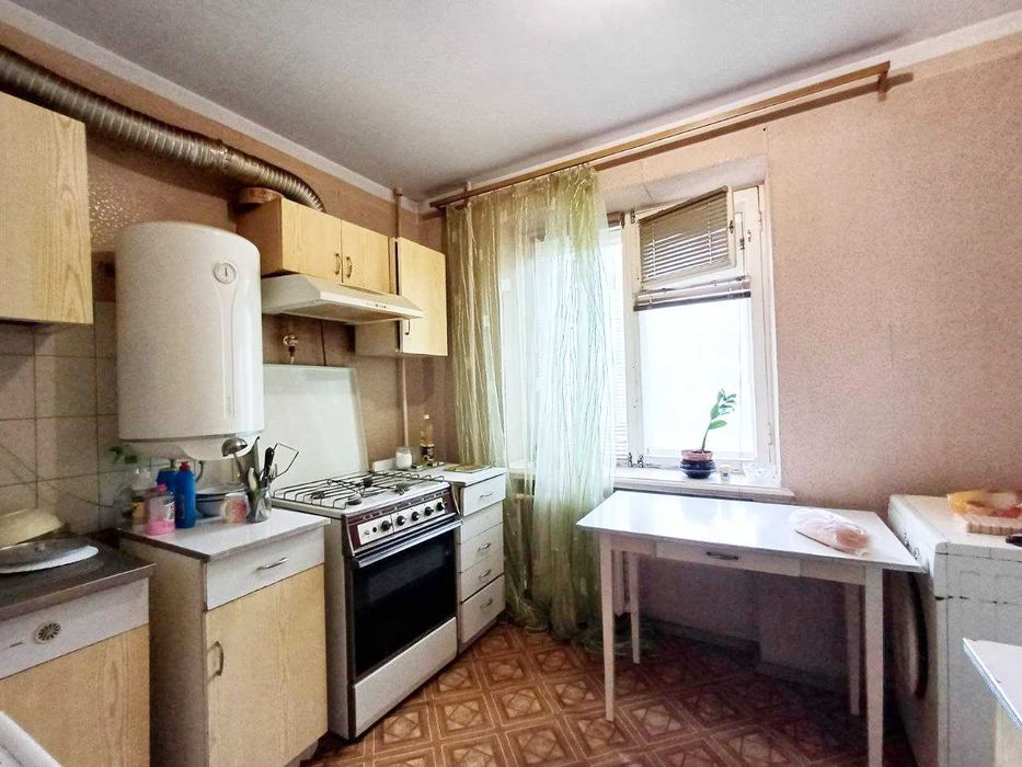 продам 2 к\к вул Ігоря Бедзая,3\9 цегла,вікна на 2 стор,велика лоджа