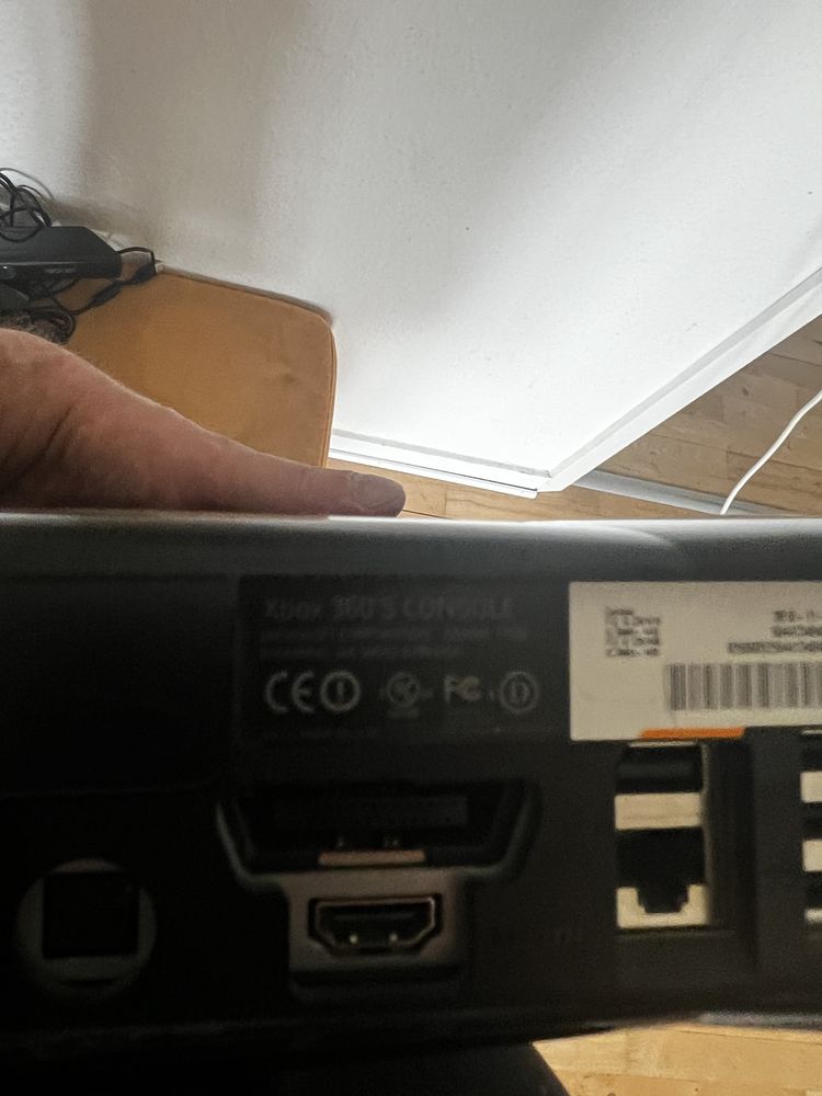 Xbox 360 plus kinect plus dwa pady