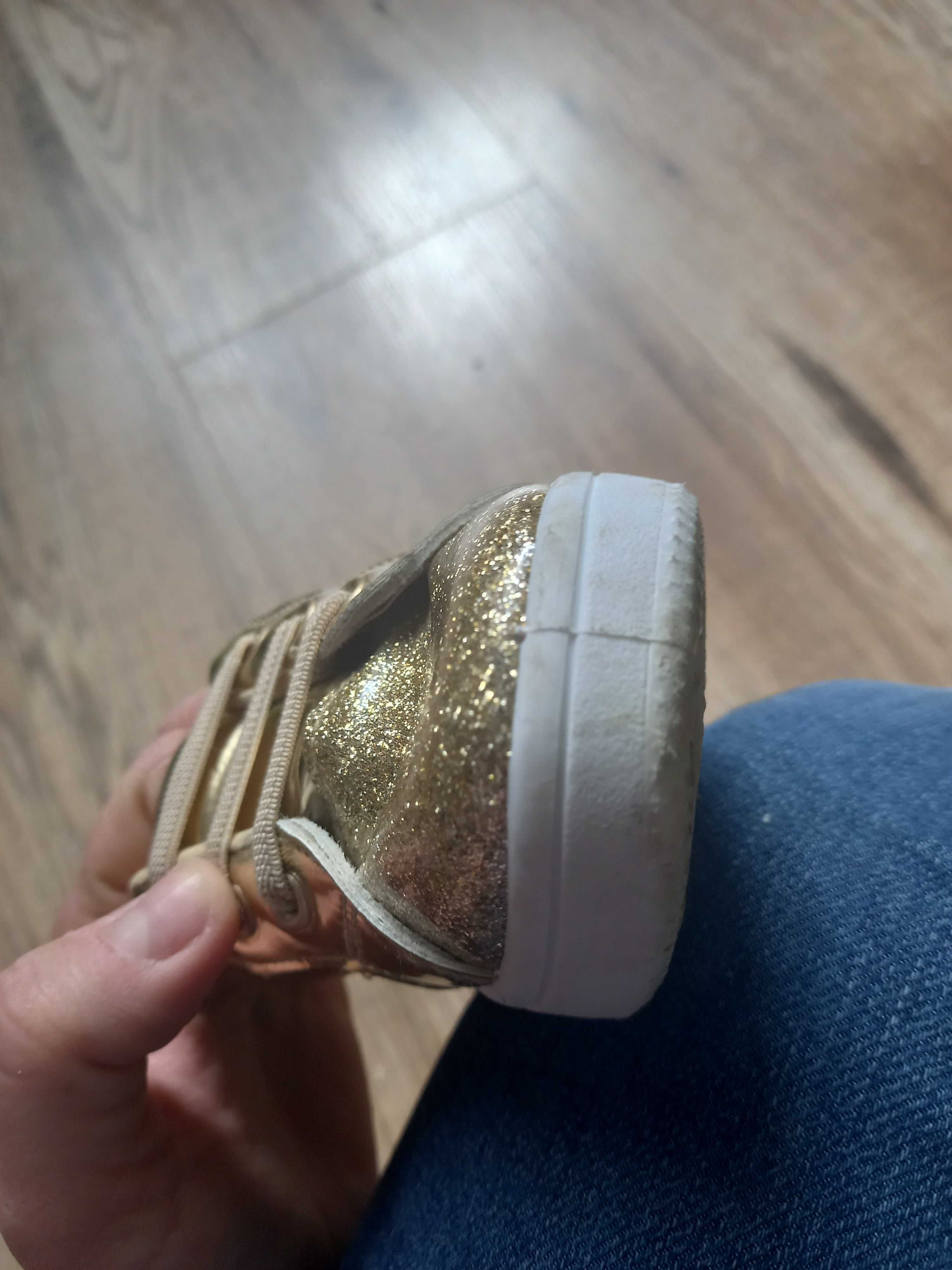 Buty dziewczęce złote