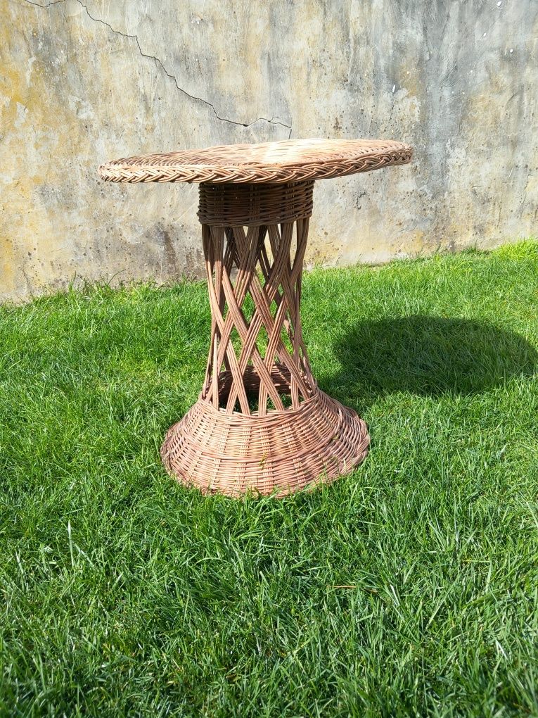 Mesa em palhinha