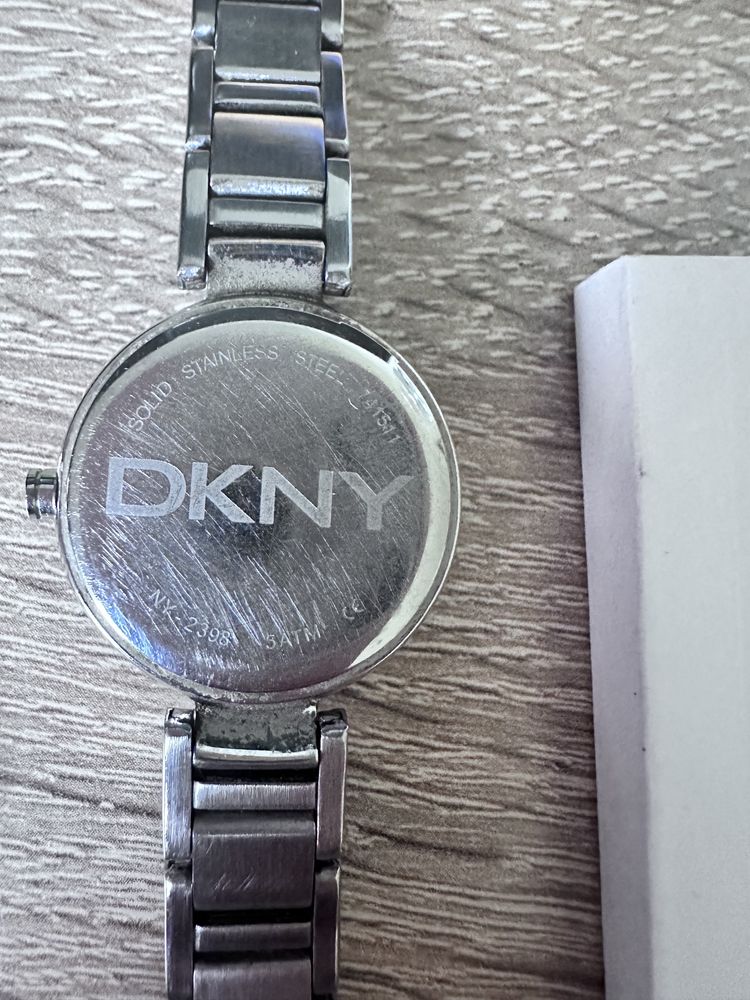 Zegarek damski DKNY – klasyka w srebrze | komplet z pudełkiem