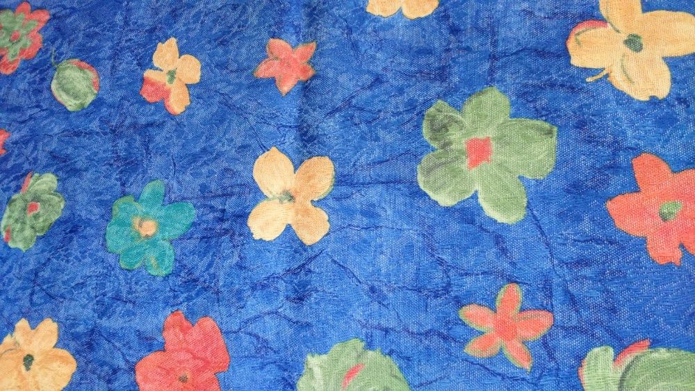 Szafirowy obrus na stół w kolorowe kwiaty 90x147 niebieski -żakardowy