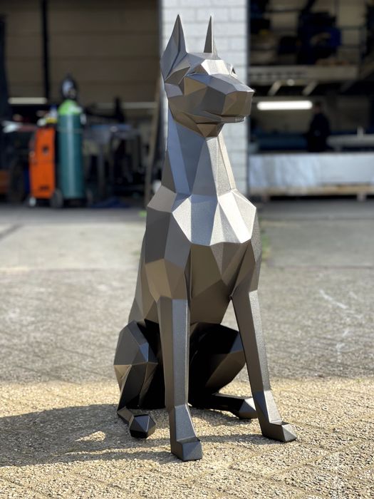 Rzeźba Dobermana ze stali nierdzewnej – ręczna robota
