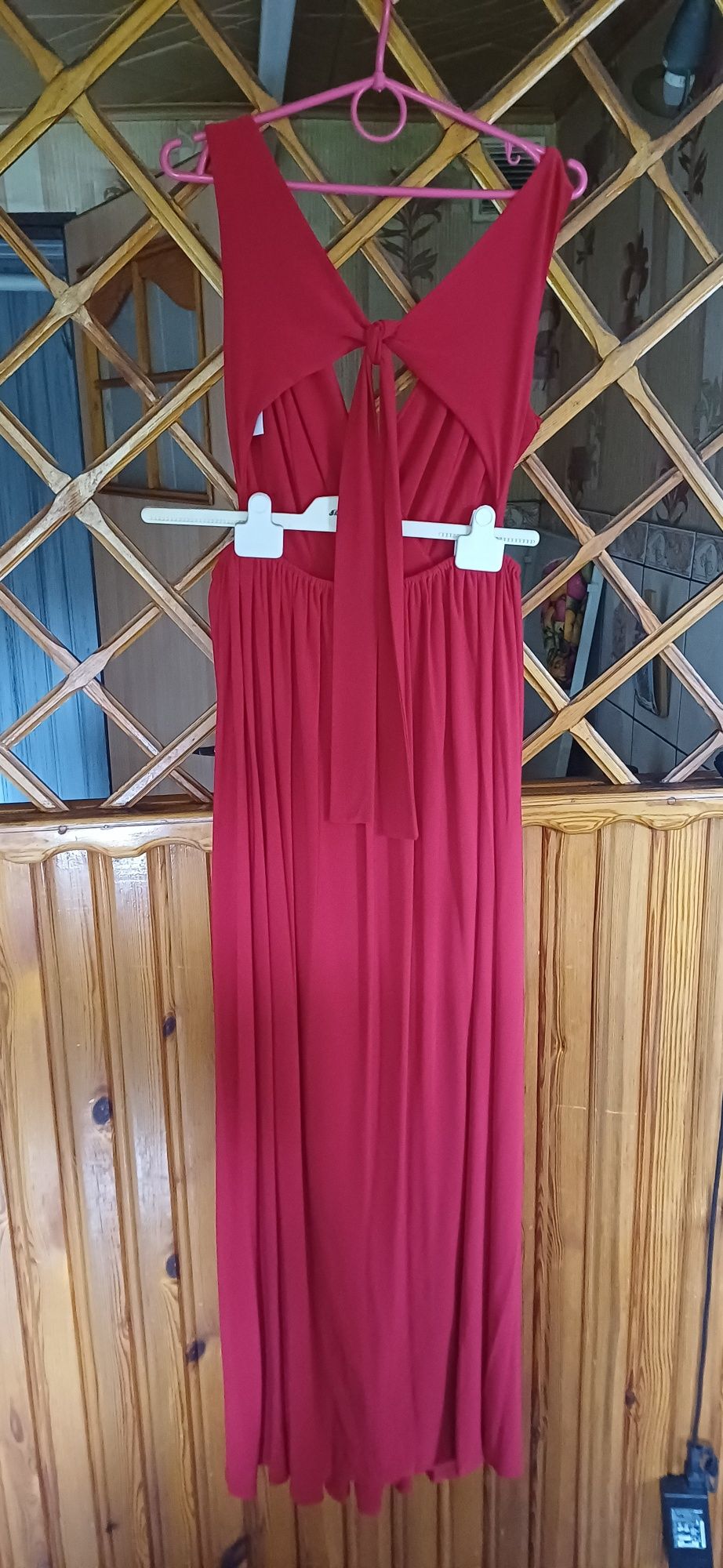 Sukienka czerwona maxi - sexy plecy, rozcięcie