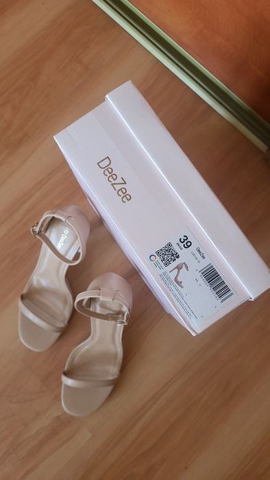 Sandałki na szpilkach DeeZee