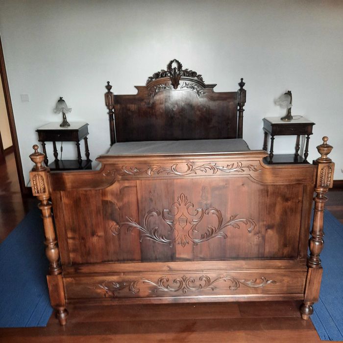 Cama antiga de madeira, mesas de cabeceira com tampo de mármore