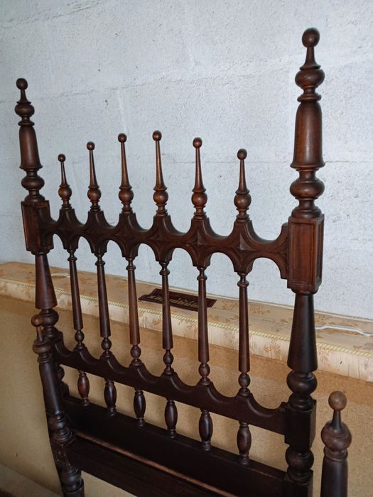 Cama de solteiro vintage em madeira maciça de castanho com estrado e c