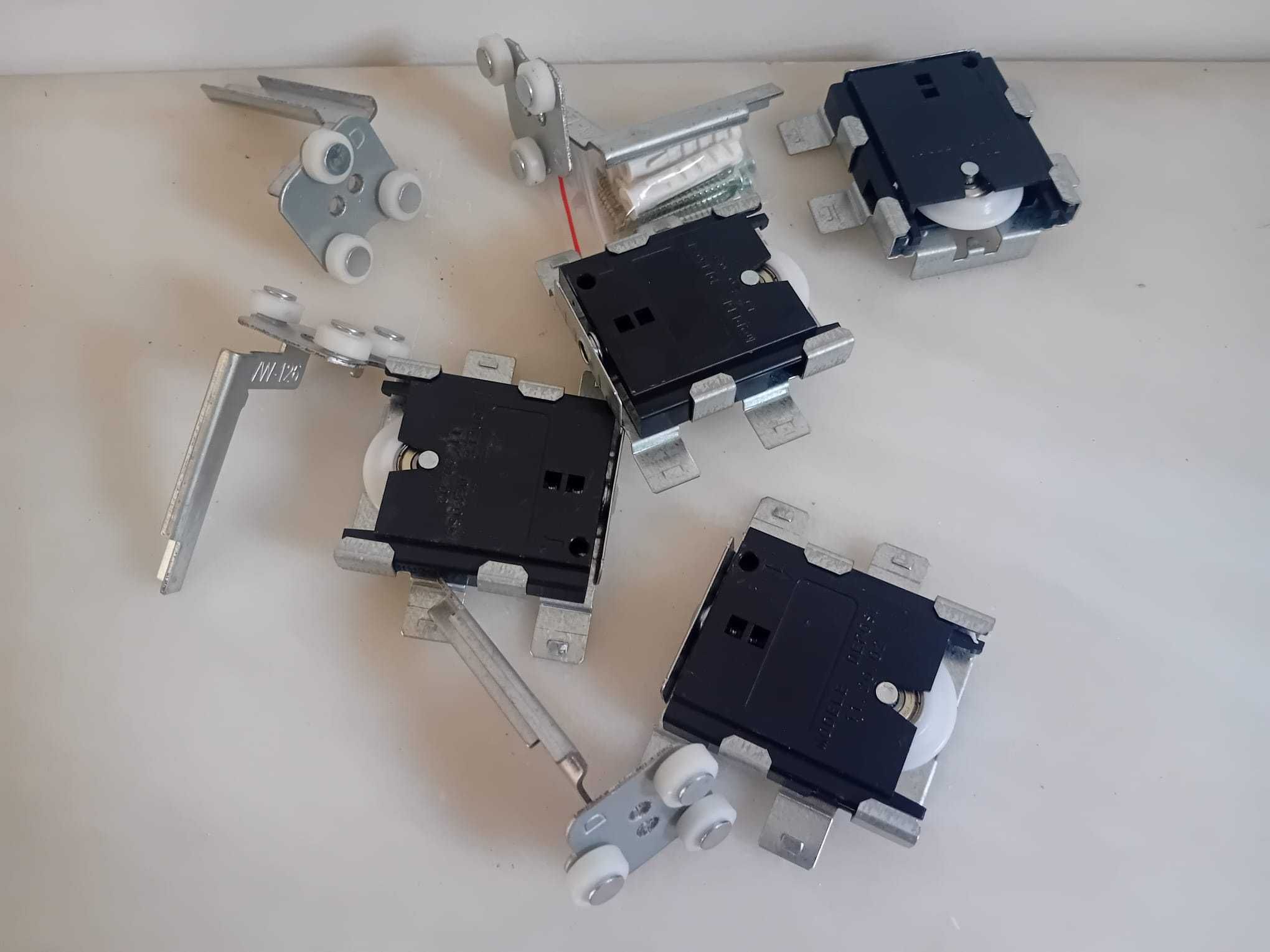 Vendo kit de ferragens para portas de correr de roupeiro 25 euros