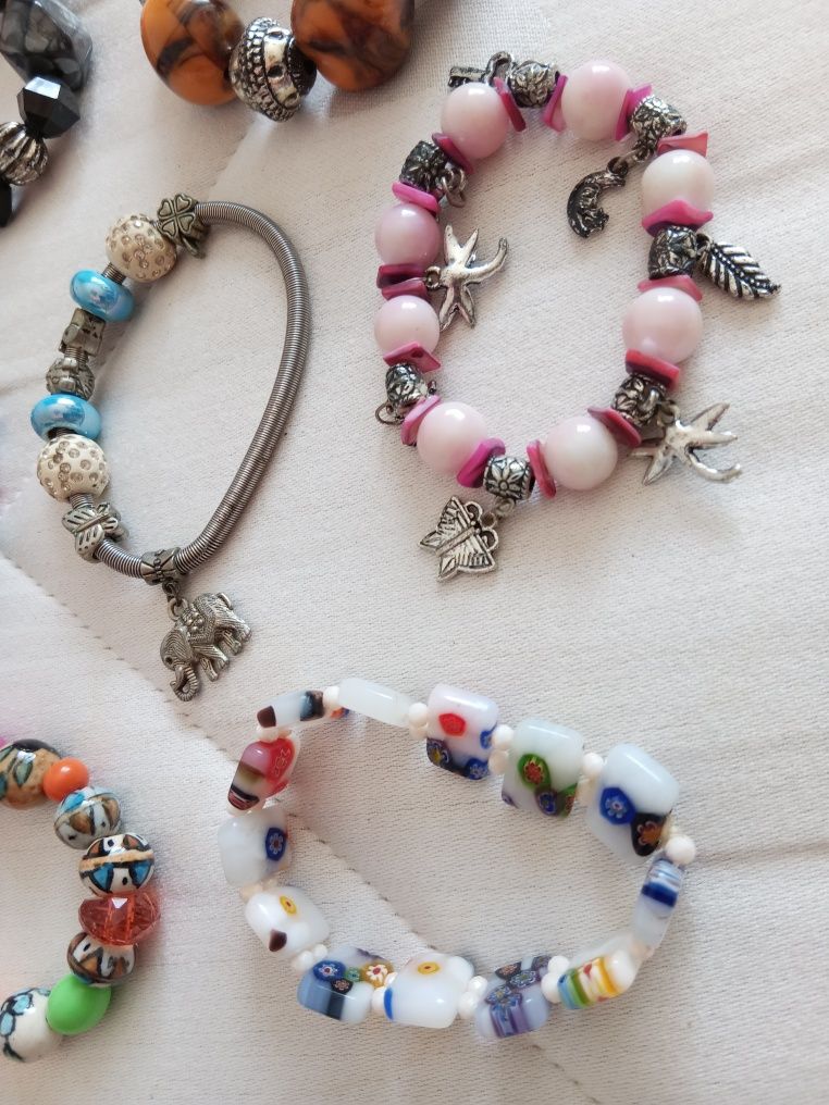 Acessórios: 7 pulseiras, cada 3€