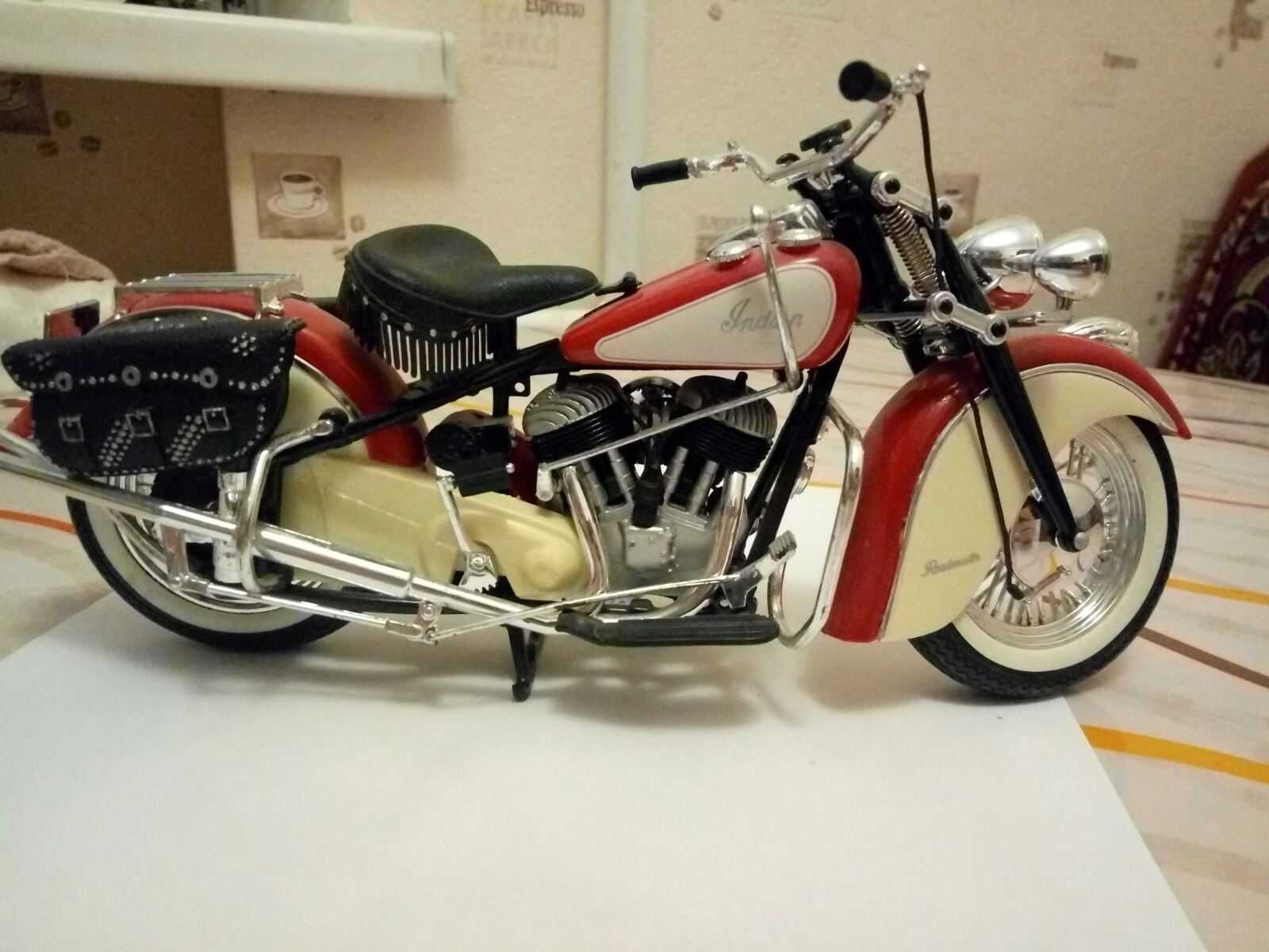 Модель Мотоцикла Indian Roadmaster 1950 (23 см)