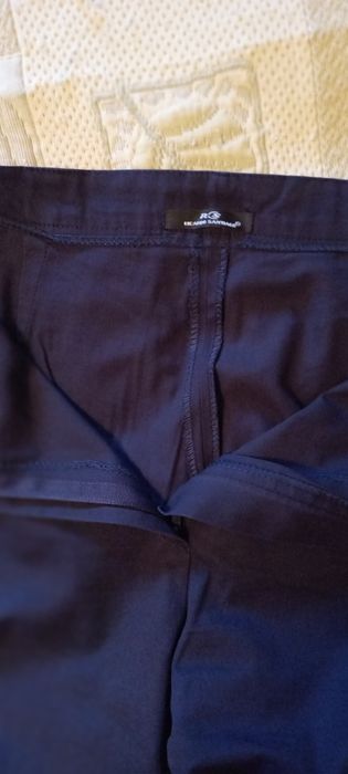 2 Calças, 1 azul escuro de Ricardo Santiago e 1 estampada