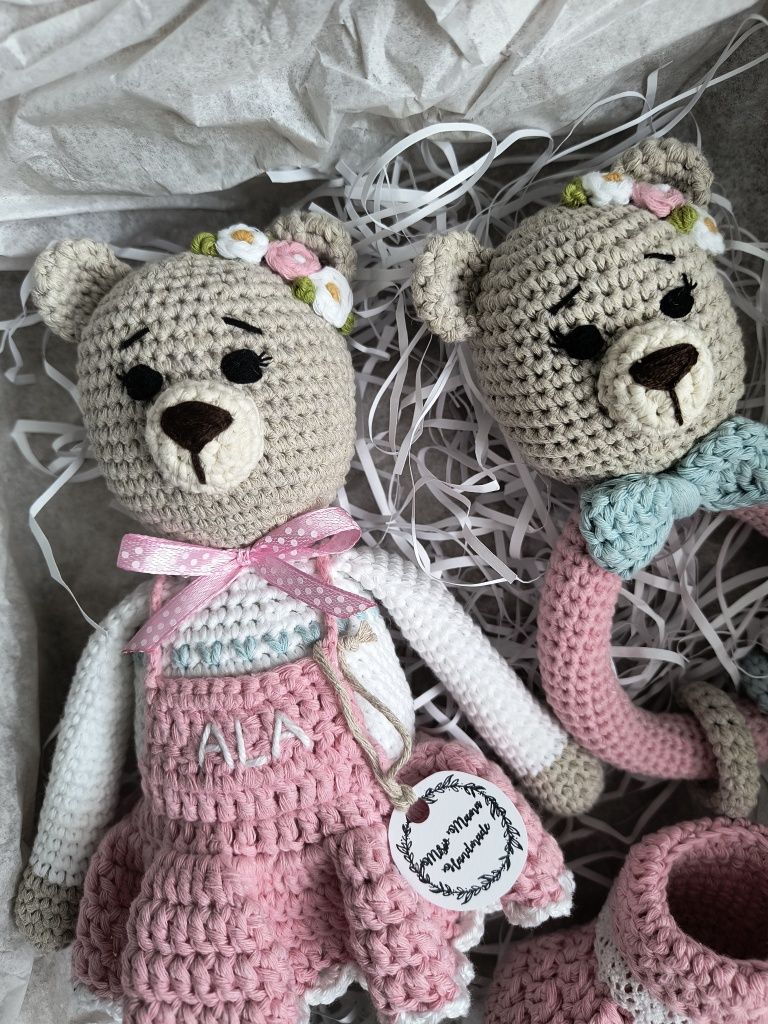 Zestaw miś na szydełku grzechotka buciki amigurumi w pudełku z imienie